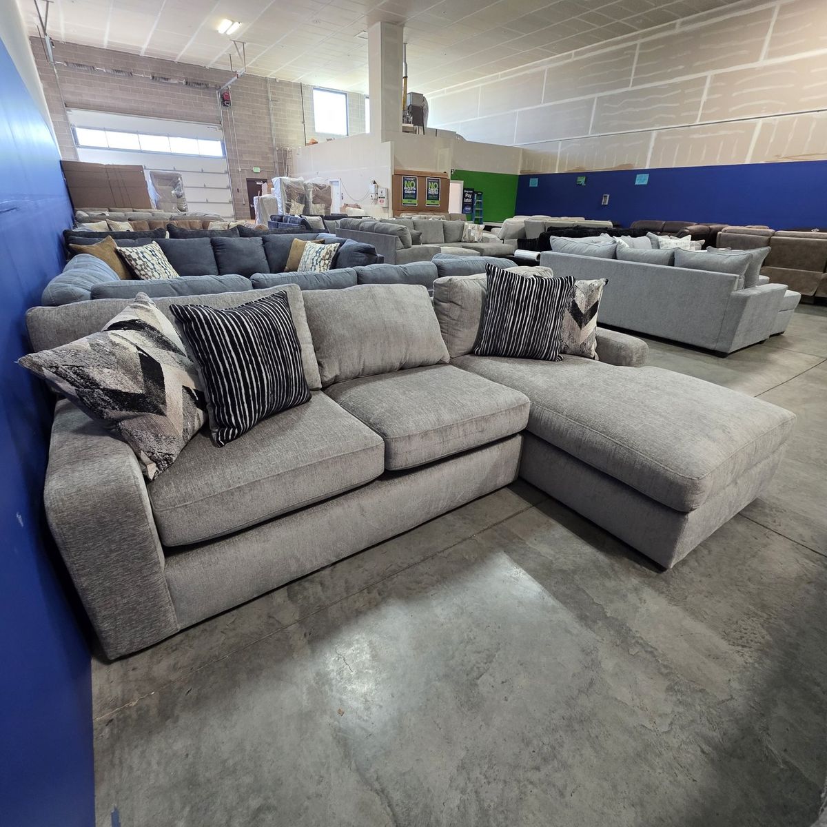 Furniture Warehouse Liquidation Geay 2pc Sectional