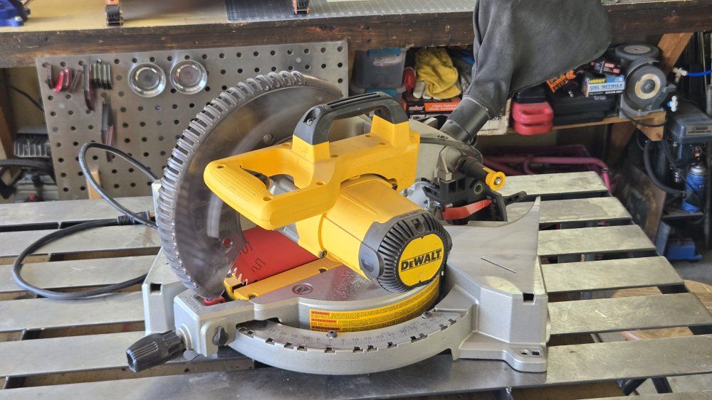 DEWALT DWS713 15 Amp 10 in. Corded Single Bevel Compound Miter Saw w/ Diablo  Blade