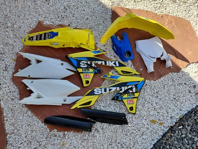2018-2025 RMZ250/450 Cyra plastics, oem plastics, Guts seat cover and Light Speed carbon fiber side engine guards.