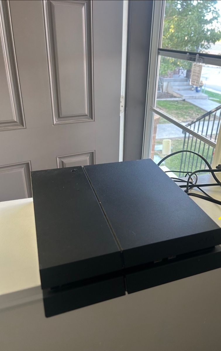 Original PlayStation 4 (500GB) in excellent working condition