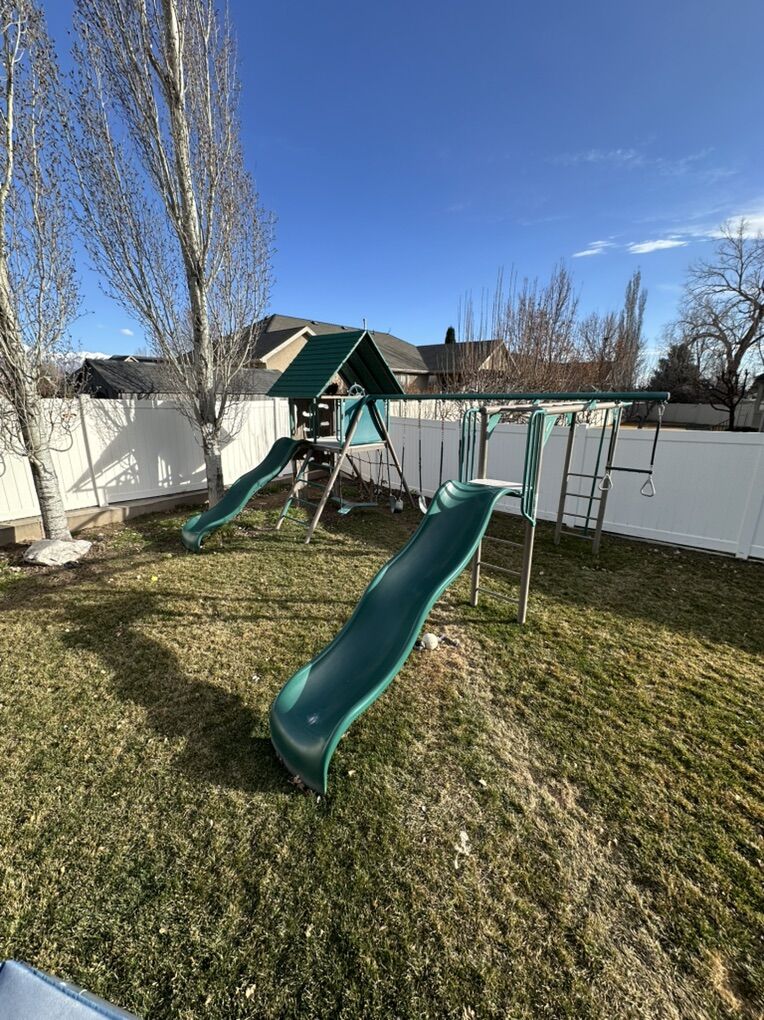 Lifetime Big stUff deluxe Playset W/monkeybars