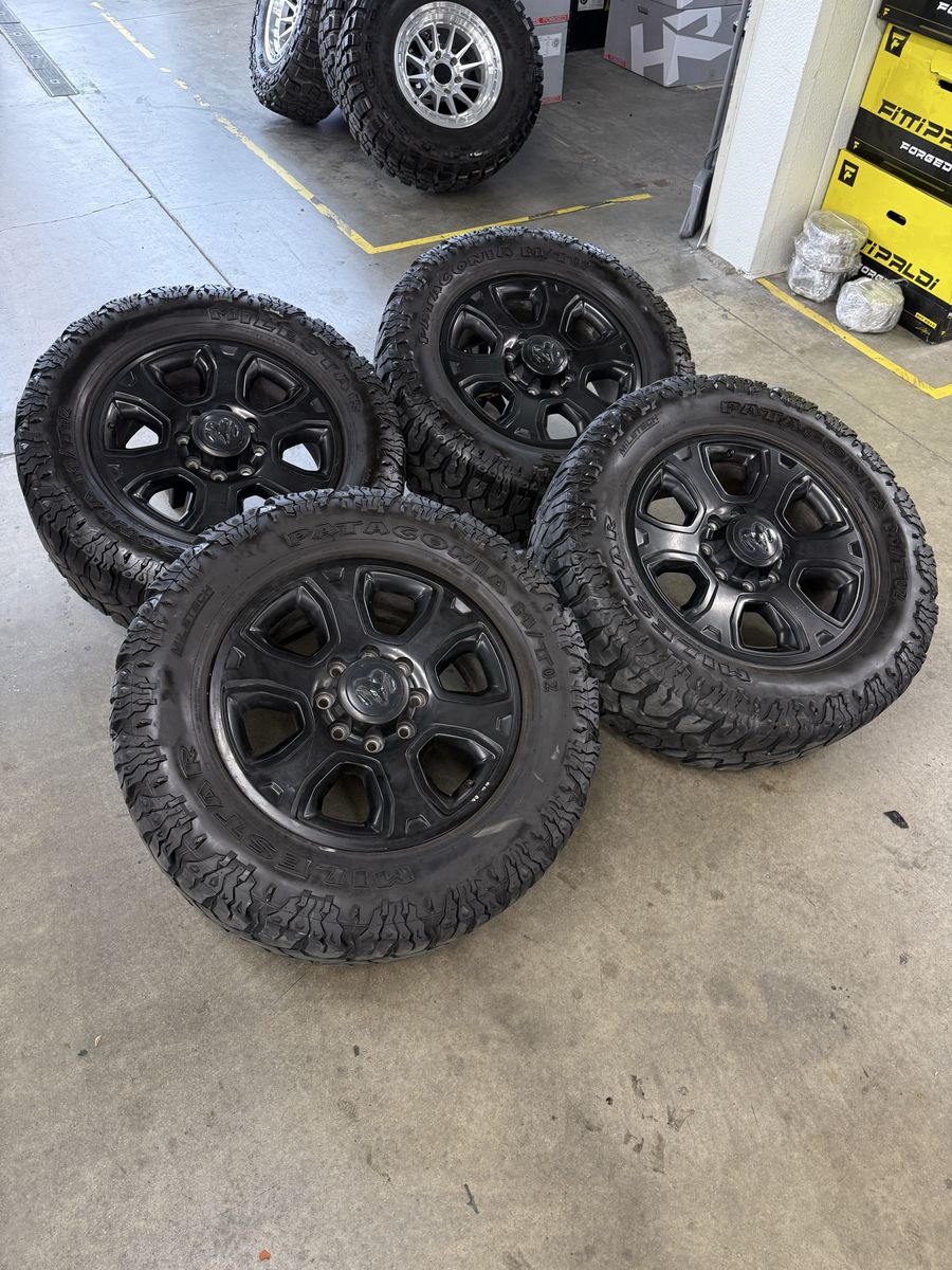 2021 ram 3500 midnight OEM 20in/ 35x12.50r20 tires