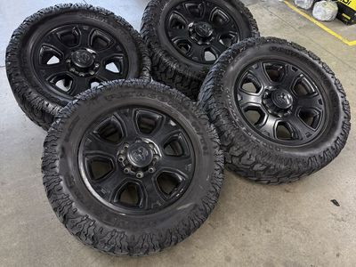 2021 ram 3500 midnight OEM 20in/ 35x12.50r20 tires