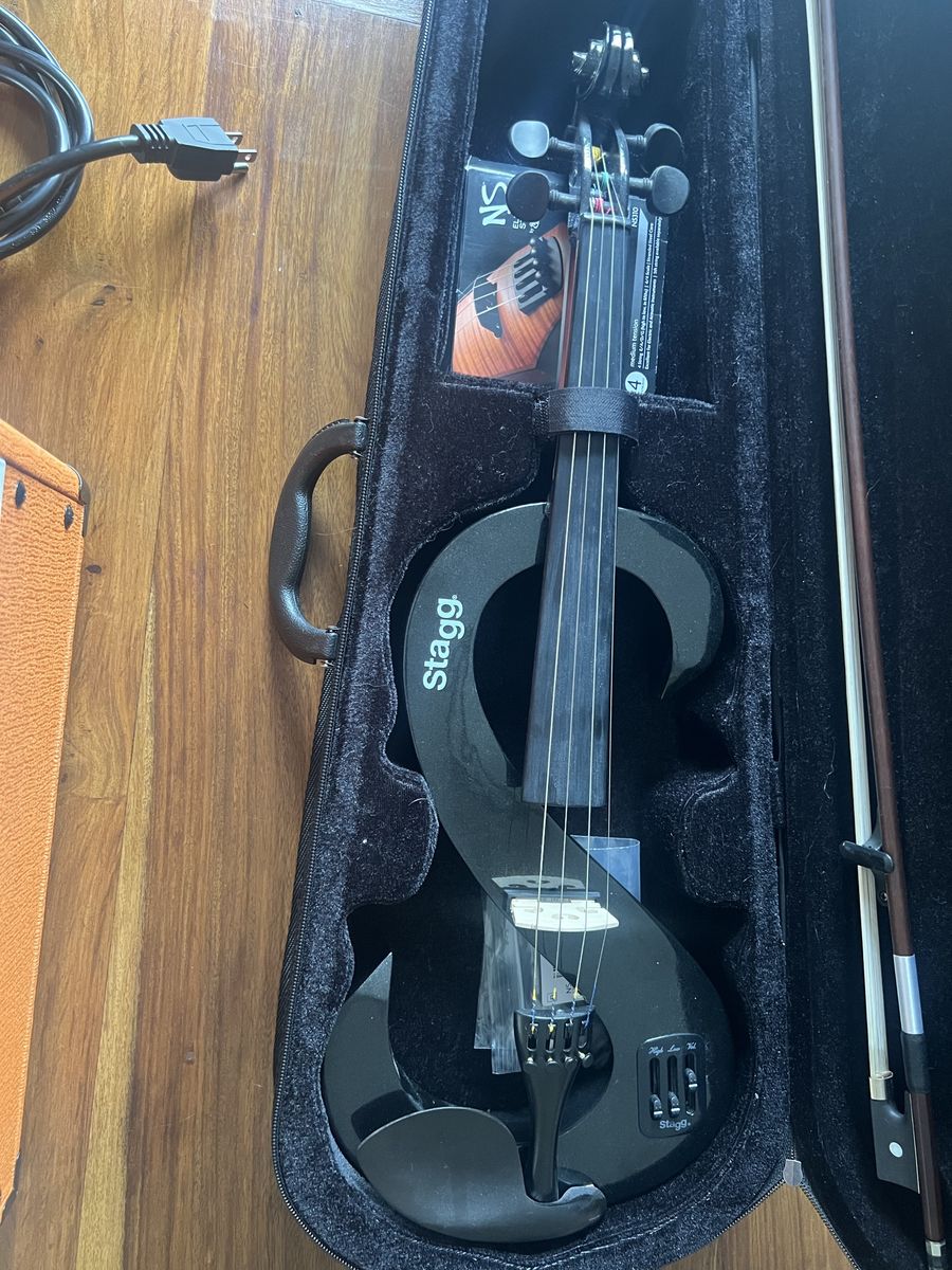 Electric violin/case/practice amp