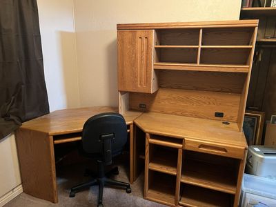 Wooden Corner L-Shaped Executive Computer Desk with Hutch Unit and Office Chair