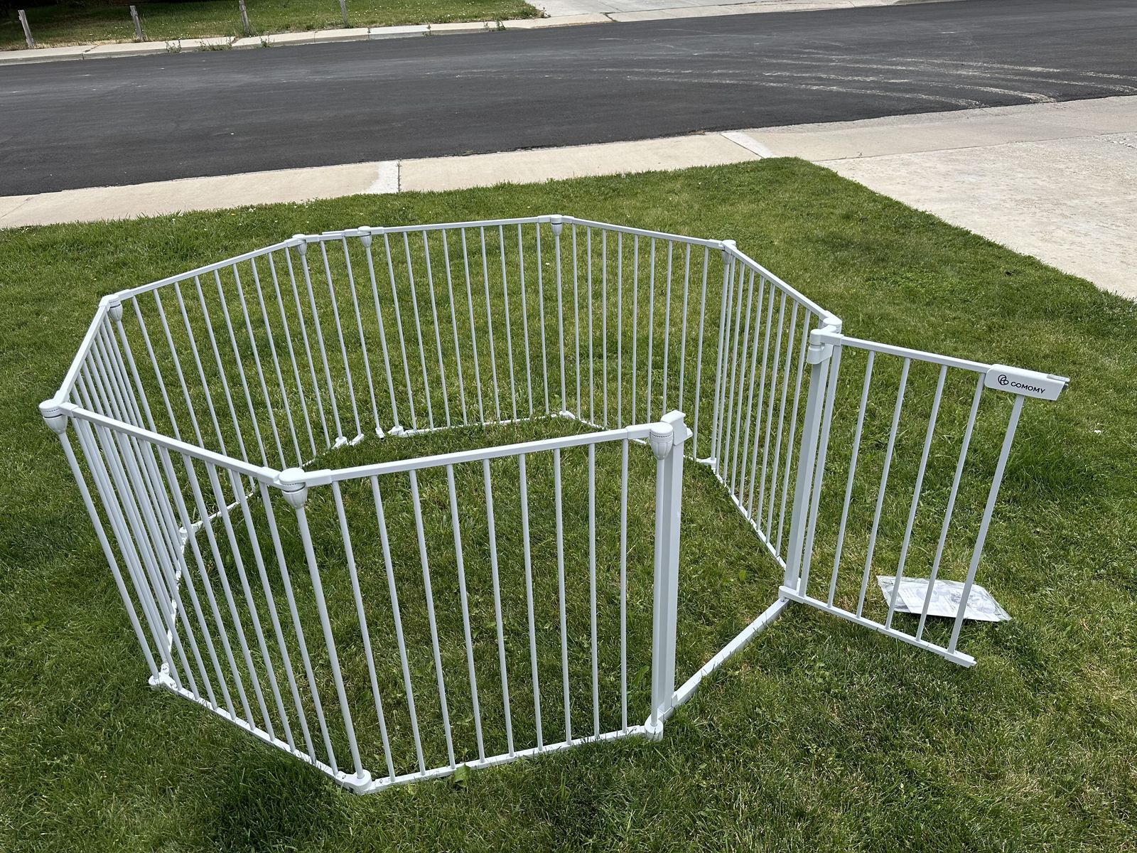 Baby / Pet Play Pen. Comomy 198 x 30" Gated Enclosure.