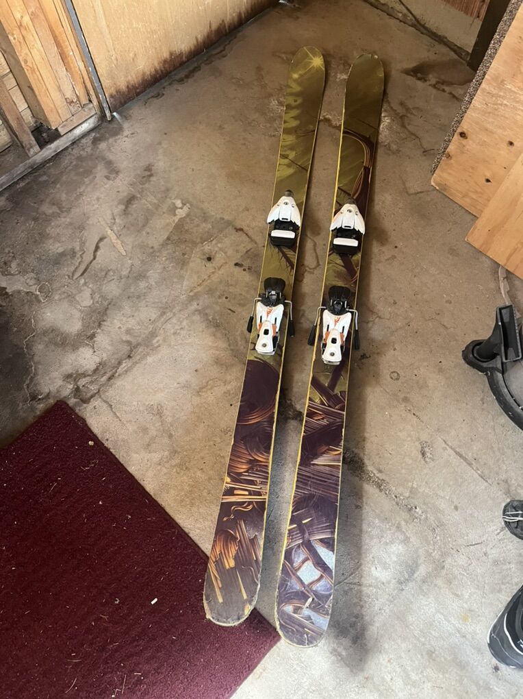 Armada ARV Skis 175cm with Salomon STH 16 Bindings