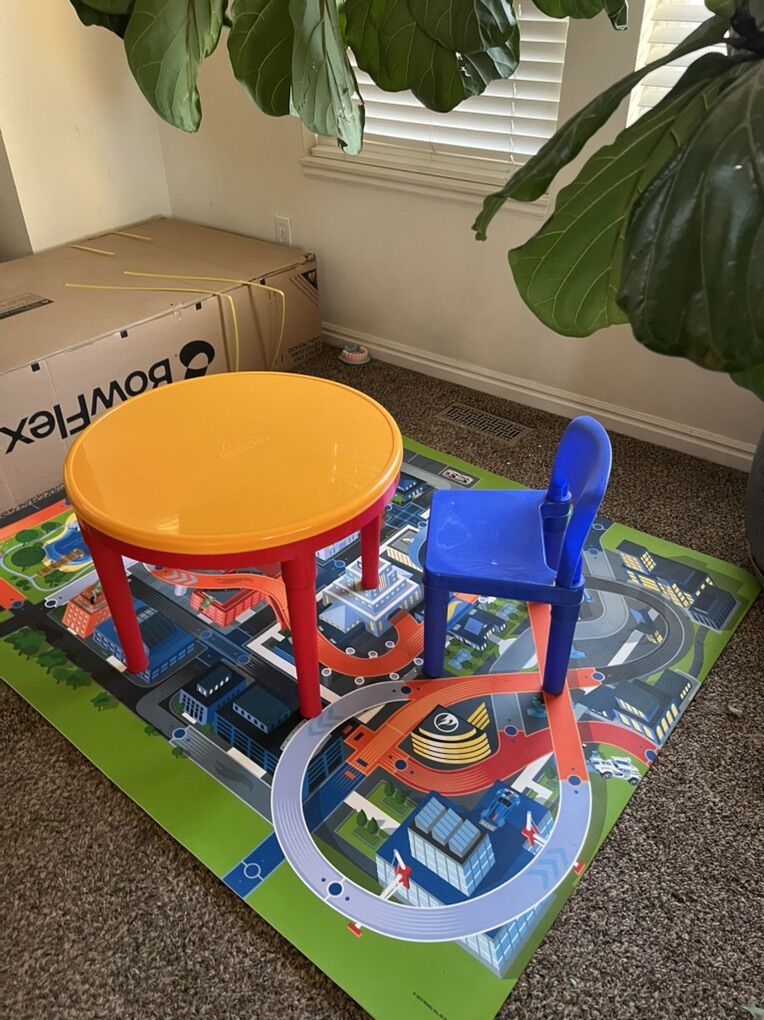 Toddler Lego Table + 2 chairs