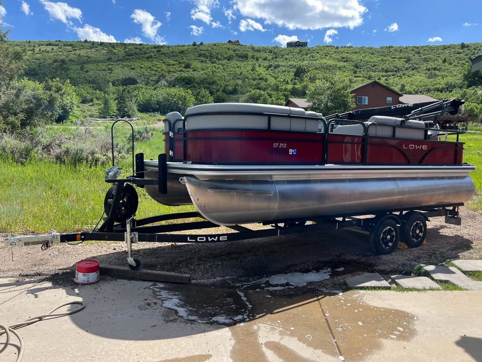 2022 Lowe SF212 Pontoon Boat