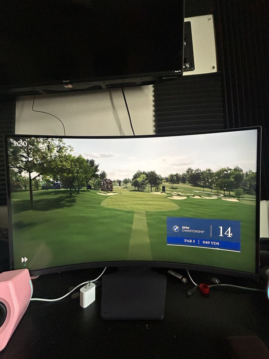 LG Ultra Gear monitor (curved)