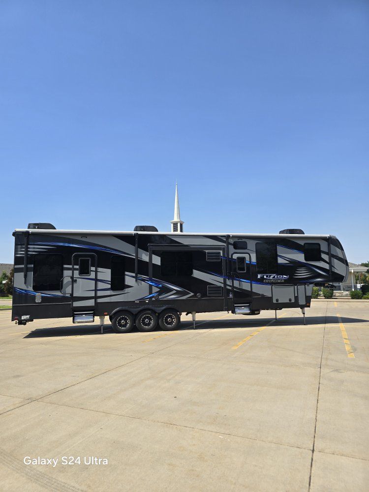 2017 Fusion Chrome 414 Fifth wheel