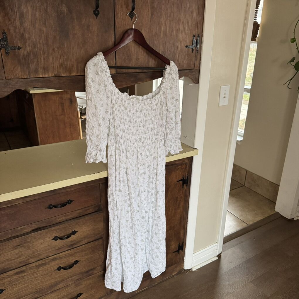 H&M Puff-Sleeved Dress in White Floral Print M