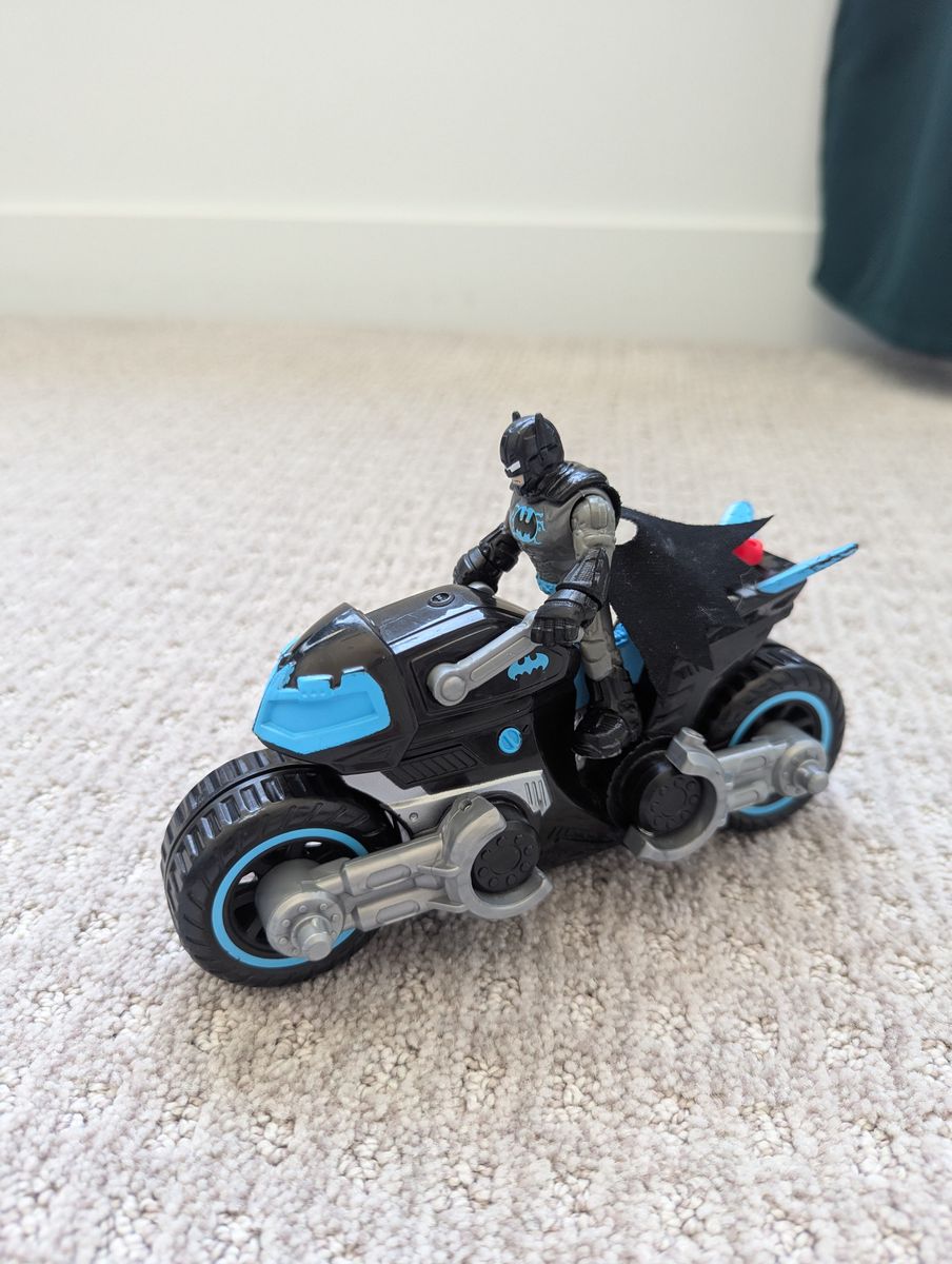 Imaginext DC Super Friends Batman Figure and Bat-Tech Batcycle Transforming Toy Motorcycle