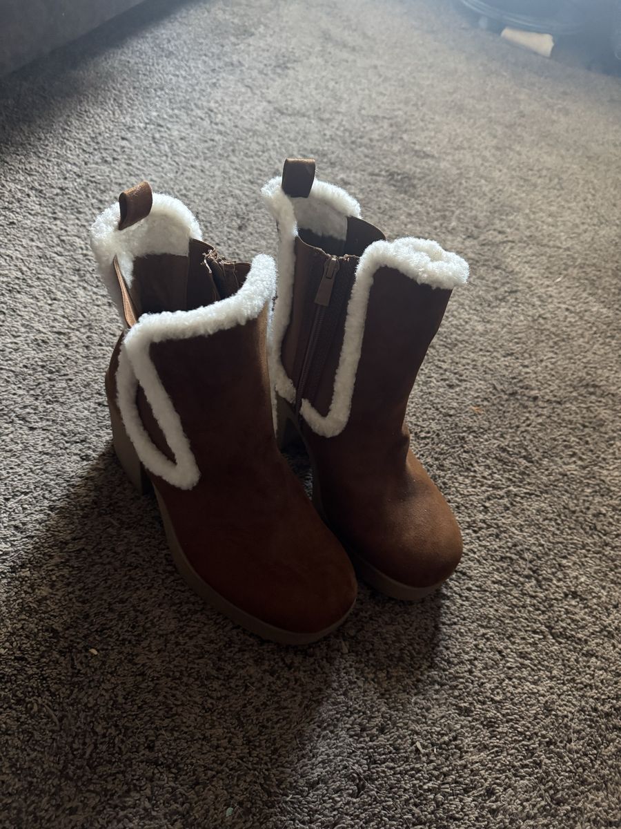 Womens UGGS boots