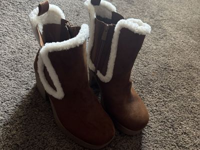 Womens UGGS boots
