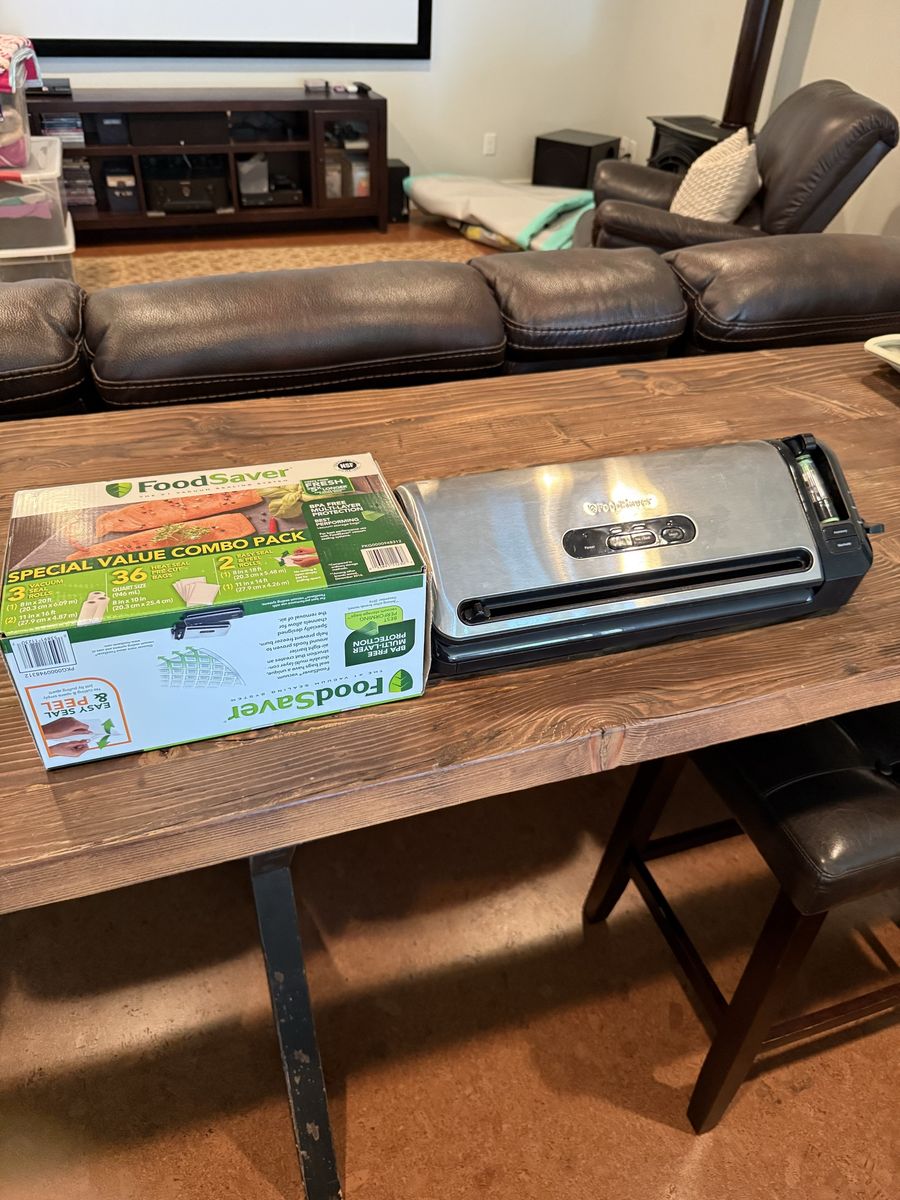 FoodSaver Vacuum Sealer + Bags & Rolls (Works Great)