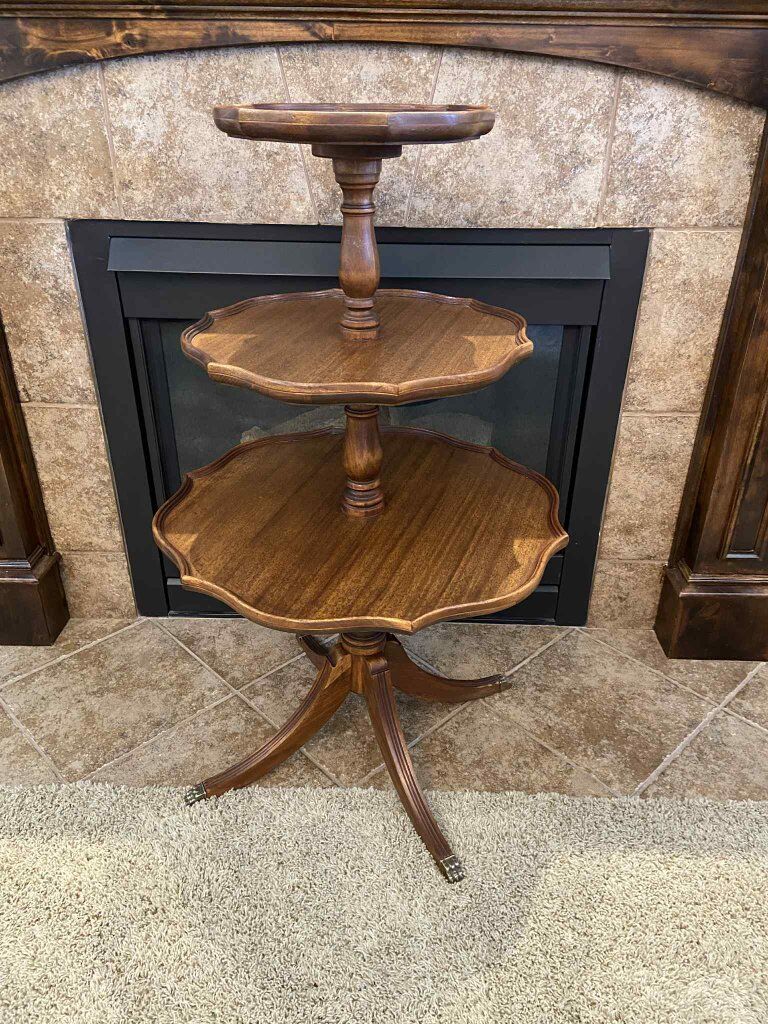 gorgeous antique pie crust table w/claw feet