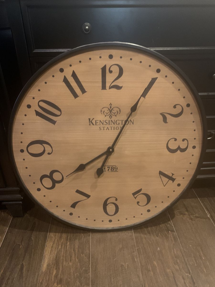 Wall Clock, Kensington Station