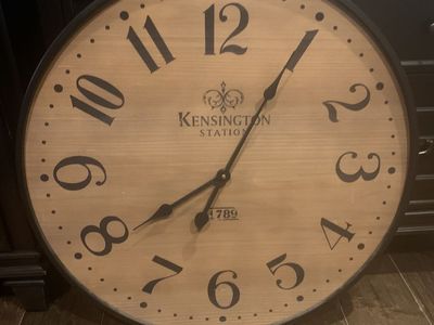 Wall Clock, Kensington Station