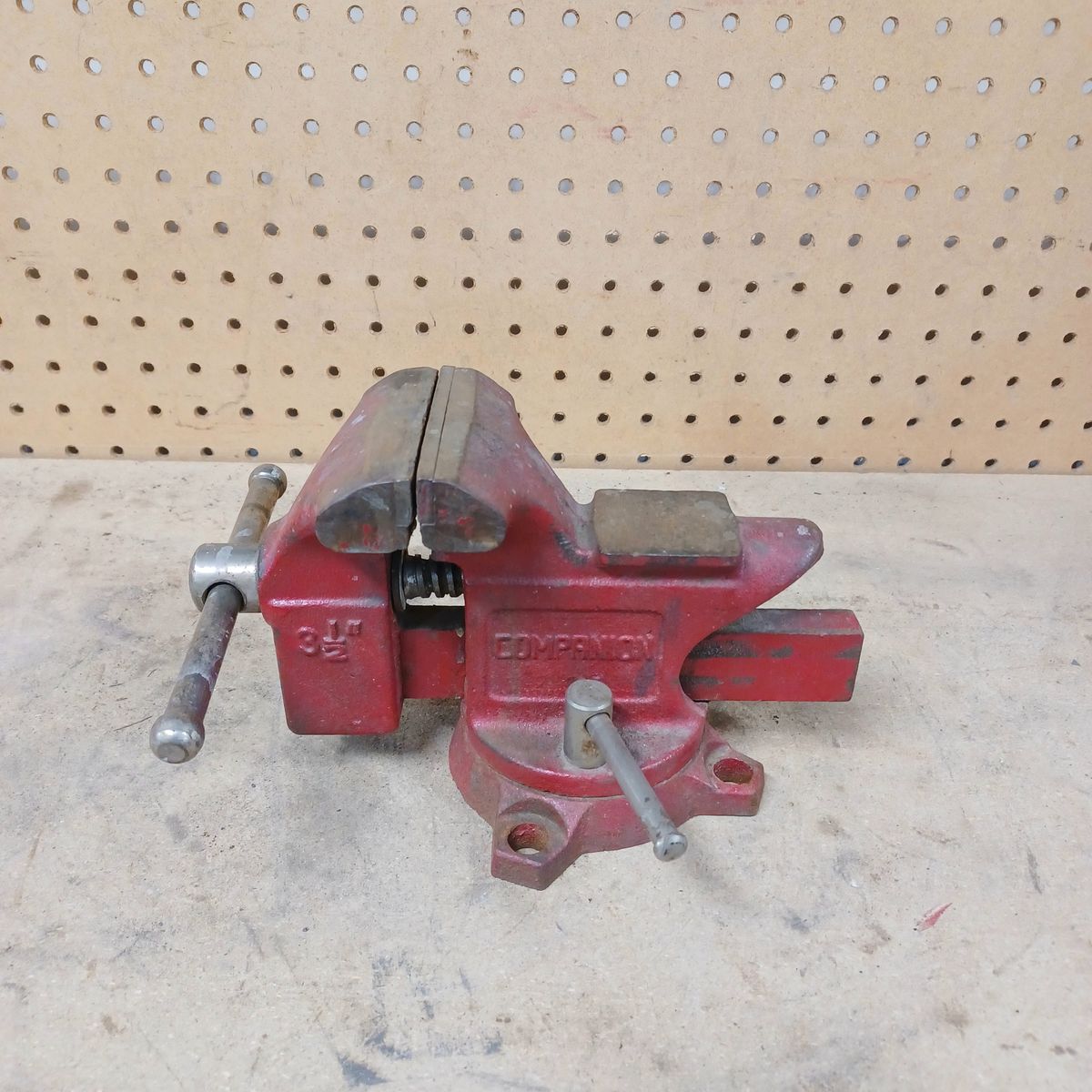Swivel vise. 3 1/2 inch