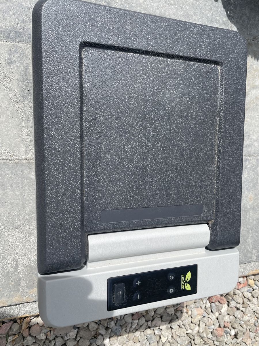 Portable fridge with thermostat controls
