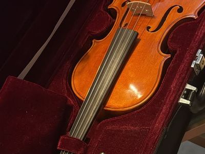 Archer Full-Size Violin with Hard Case & Shoulder Rest - Excellent Condition.