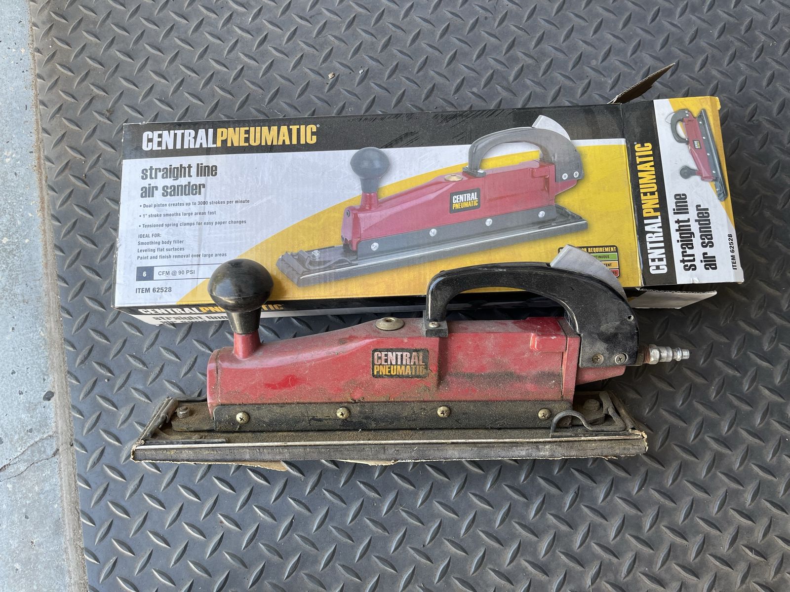 Central Pneumatic Straight Line Air Sander 62528 - Dual Piston, 3000 SPM, 1" Stroke