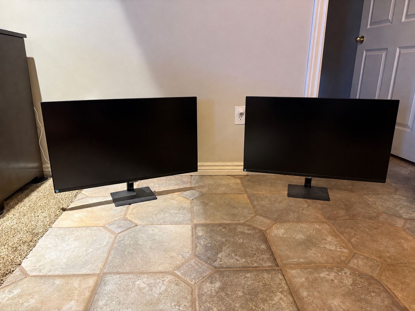 32” 4k monitors (2)
