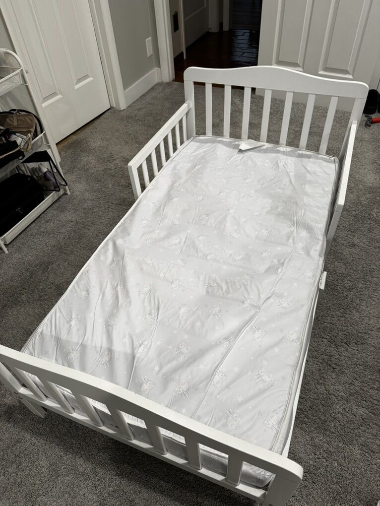 Toddler Bed +Mattress +Sheets