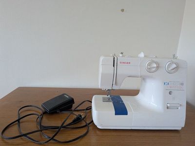 Singer Sewing Machine (Fully Working) + Pedal & Co