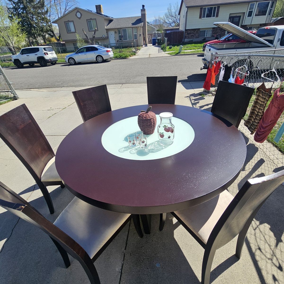 59" Round Dining Table with 6 matching chairs