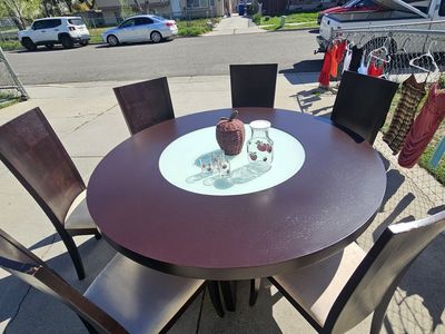 59" Round Dining Table with 6 matching chairs