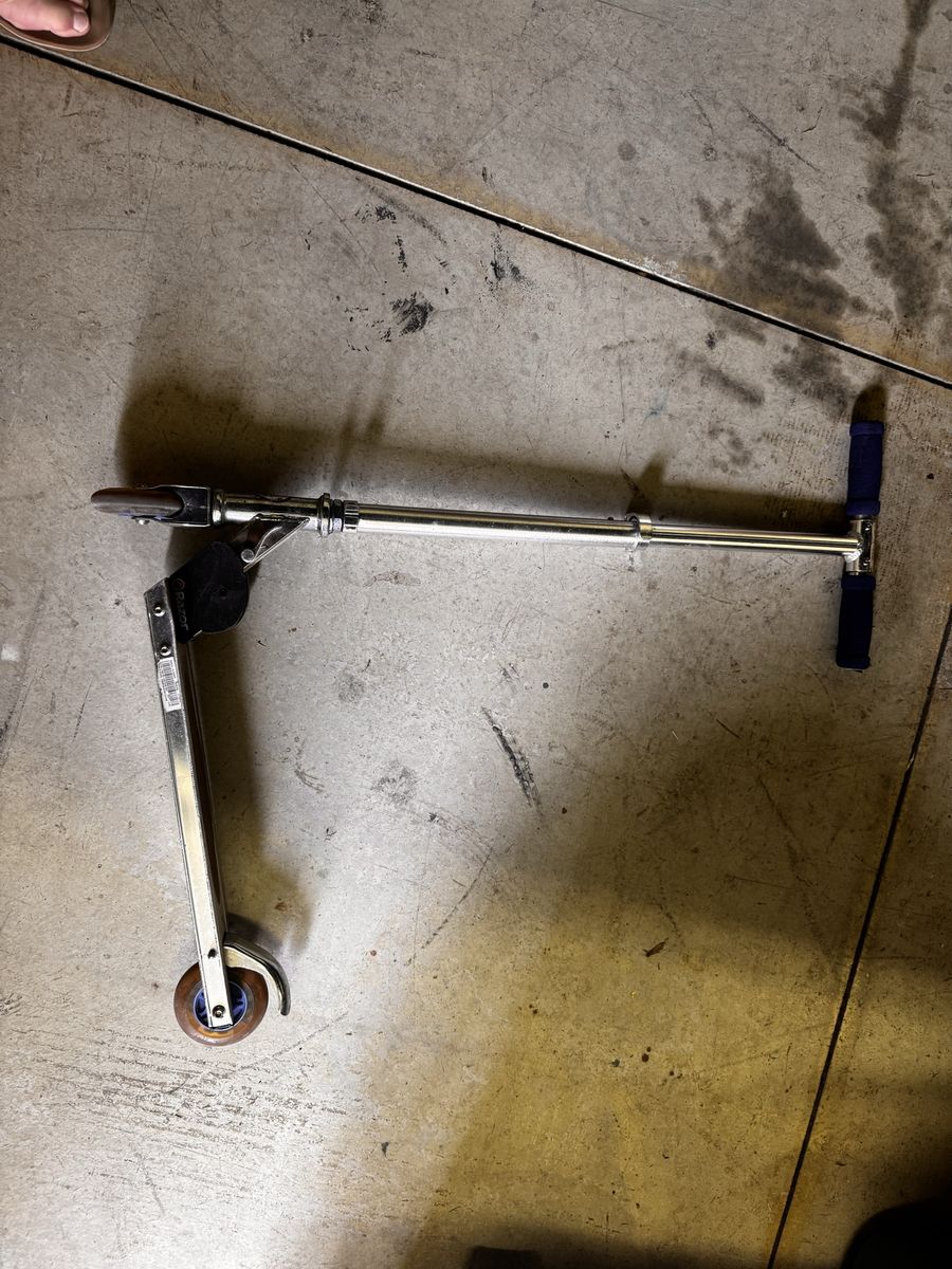 Razor Folding Kick Scooter with Blue Foam Grips & light up wheels
