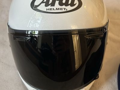 Arai Quantum-X Motorcycle Helmet — Medium — Diamond White — 3 Shields + 2 Cheek Pad Sets