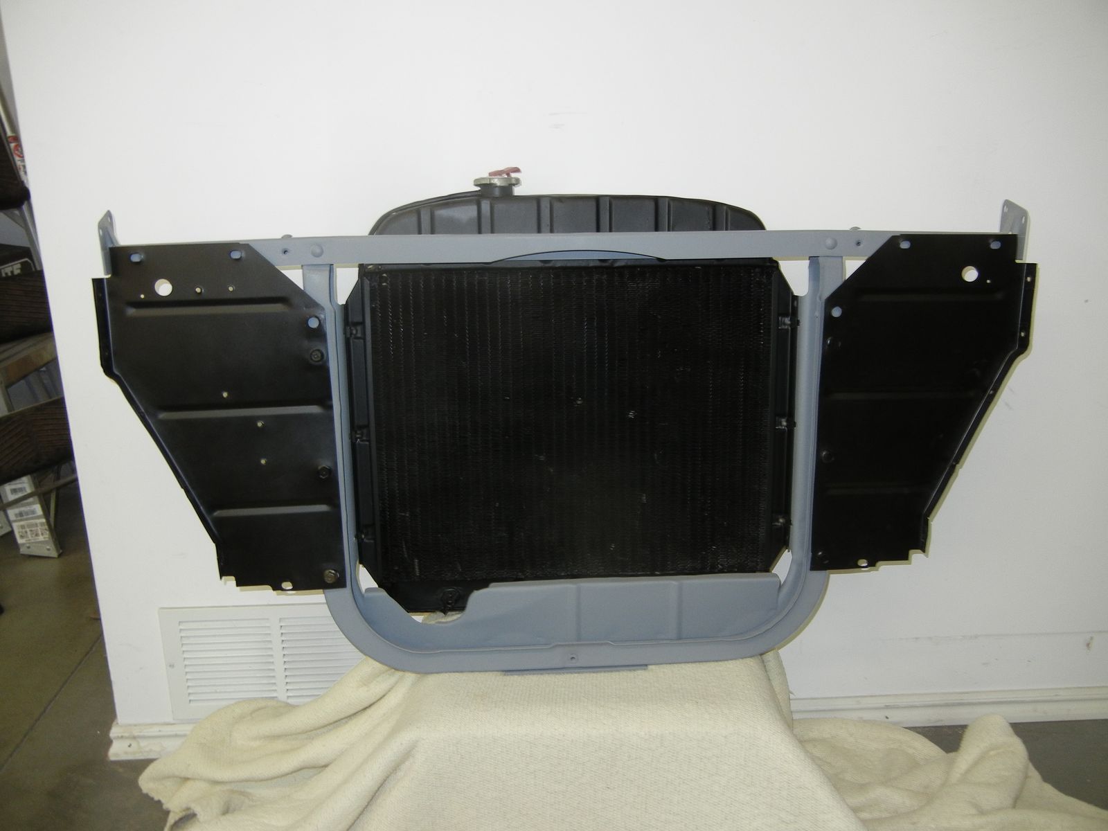 Chevy 1955-56 V-8 Radiator and Cross Mount