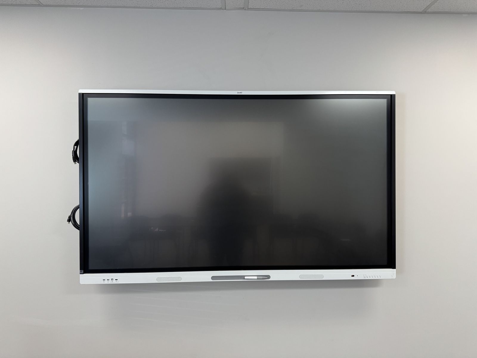 SMART Board MX086-V2 86” 4K Interactive Touchscreen – Like NewI li