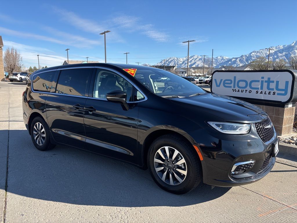 2024 Chrysler Pacifica Plug-In Hybrid Select