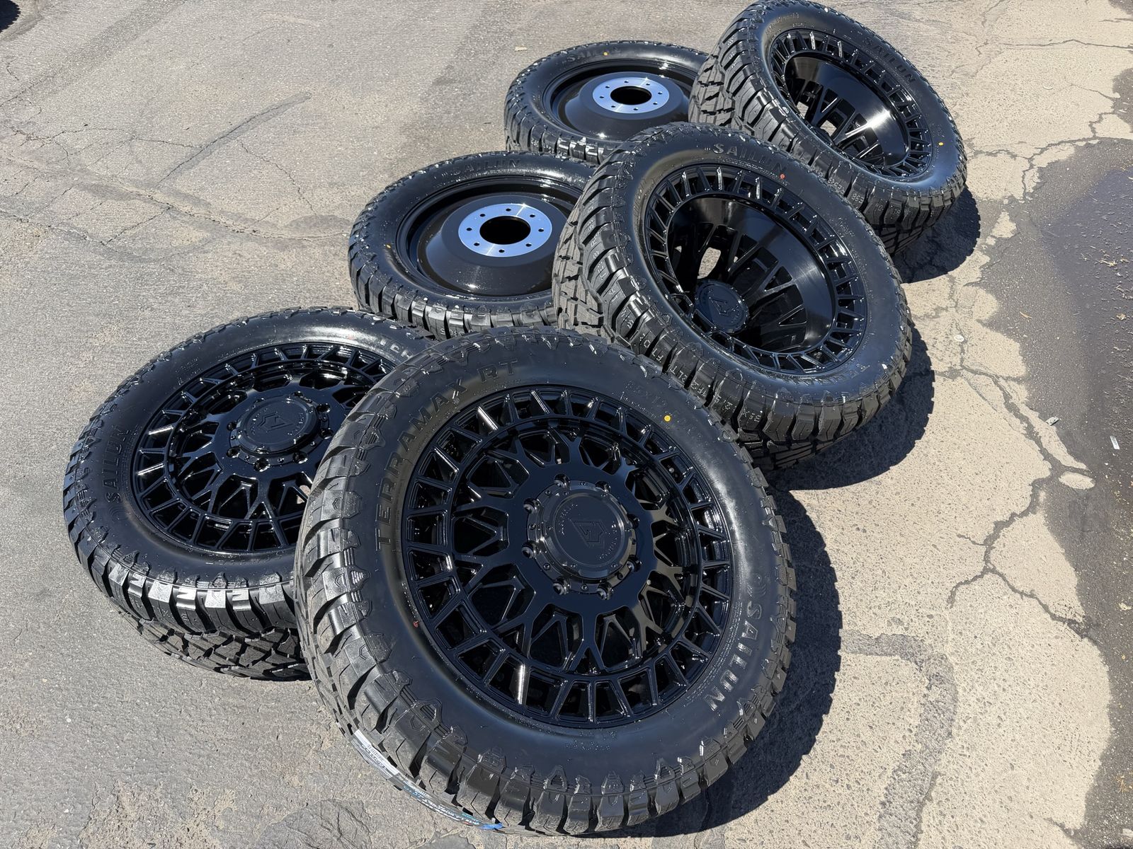 22” Arena Dually 8 Lug 8x200 Ford & Ram 35x12.50R22 Sailun R/T