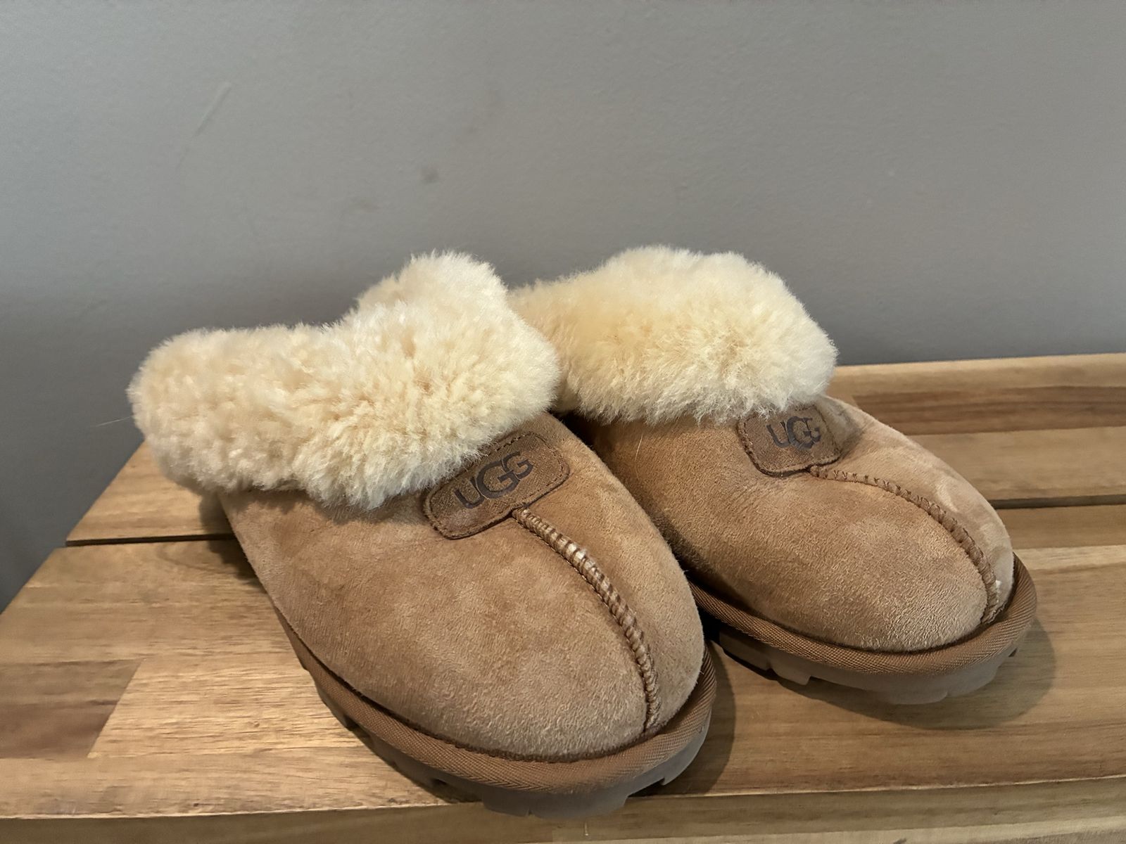 Ugg Slippers Women’s 12, EU 43