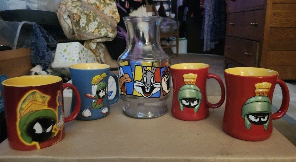 Vintage COLLECTIBLE MARVIN THE MARTIAN Warner Bros Studio Store Looney Tunes Tweety bird salt shaker 4 mugs and Pitcher