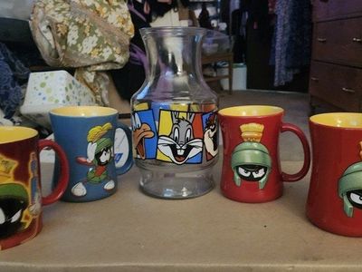 Vintage COLLECTIBLE MARVIN THE MARTIAN Warner Bros Studio Store Looney Tunes Tweety bird salt shaker 4 mugs and Pitcher