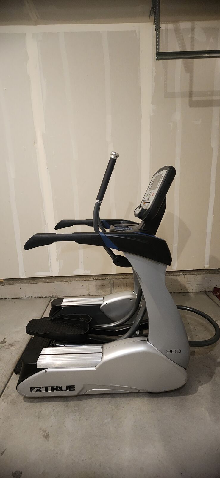 True Fitness CS900 Commercial Elliptical - Excellent Condition