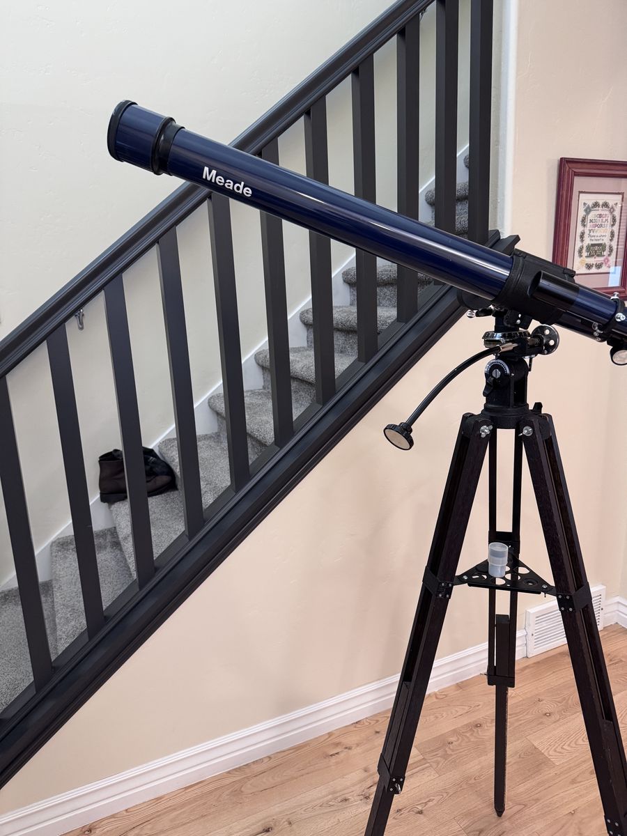 Meade Model 285 Refractor Telescope on Equatorial Mount - Great for Stargazing!