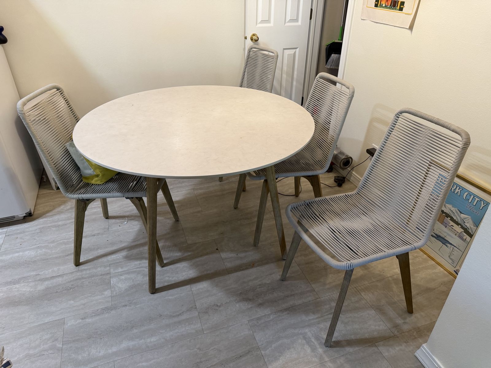 48” round table with four chairs (indoor /outdoor)