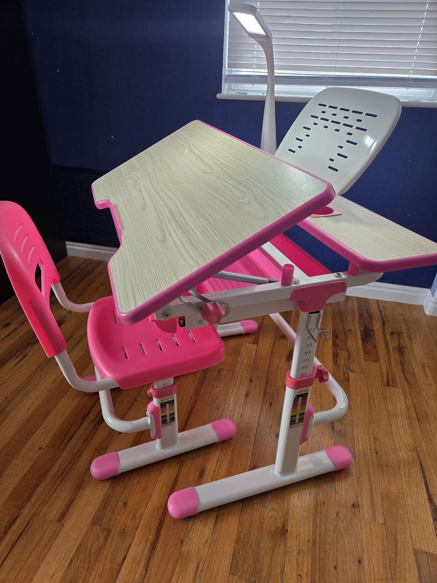 Kids VIVO Adjustable Study Desk. Ergonomic, Height Adjustable, Like New