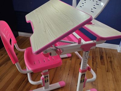 Kids VIVO Adjustable Study Desk. Ergonomic, Height Adjustable, Like New