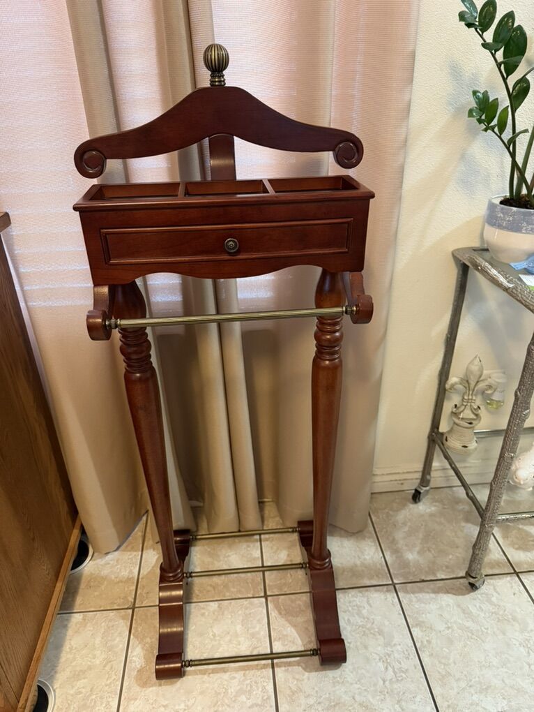 Beautiful Vintage Bombay Company Suit Valet Stand