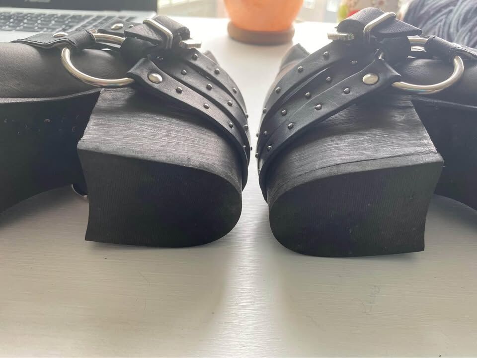 barely worn Freebirds - size 10