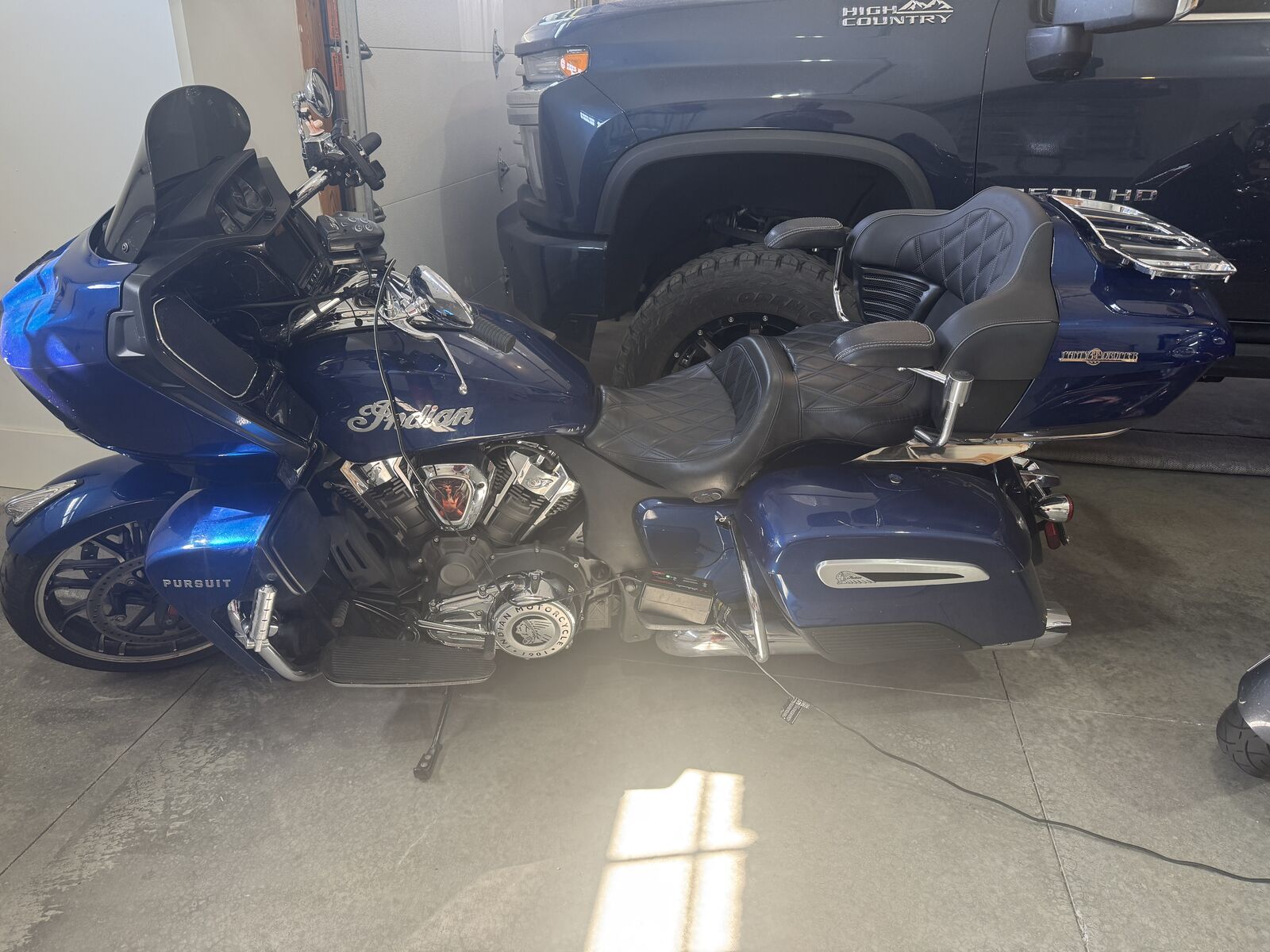 2022 Indian Pursuit Premium