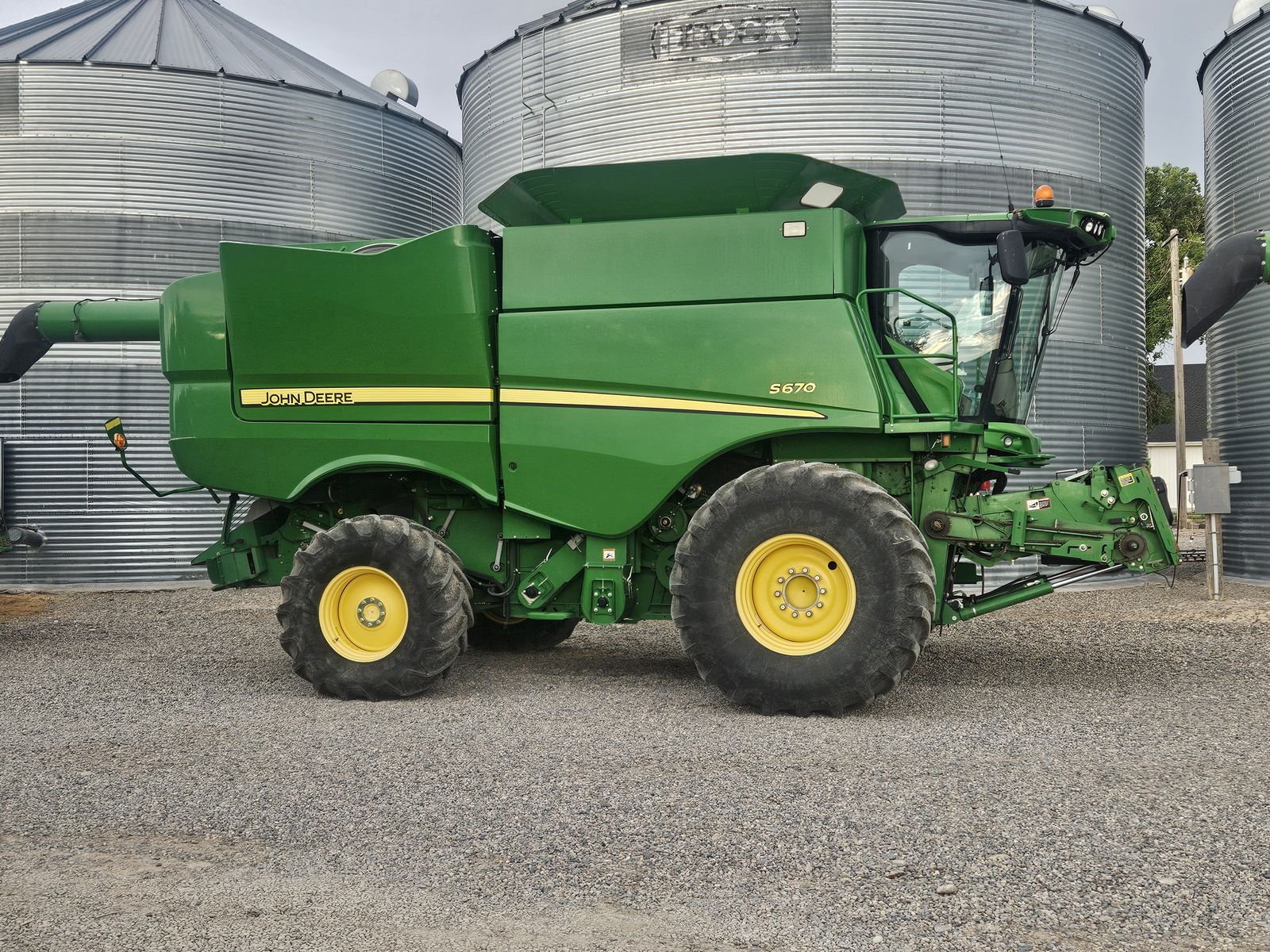 John Deere S670
